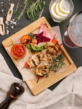 Kıbrıs tavuk kebap sebze ve domates sosu ile servis