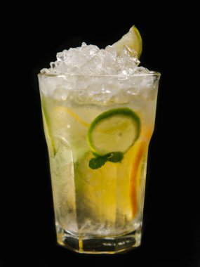 Kızıl Erik ale highball buz ve narenciye dilimleri ile servis