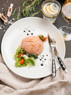 Bıldırcın yumurtası, kiraz domates ve marul salata somon ile servis 