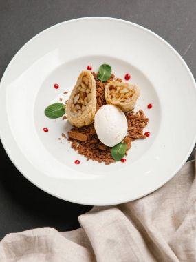 dondurma topu ve kızılcık sosu ile servis hamur kızarmış elma destekli