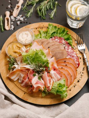 Soğuk et çeşitleri birlikte ahşap tepsi üzerinde kesmek.