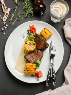 Kaburga eti parçaları Mısır parçaları ile birlikte görev yaptı. 