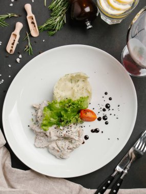 haşlanmış tavuk ve ezme patates dereotu ile beyaz tabakta salata ile servis