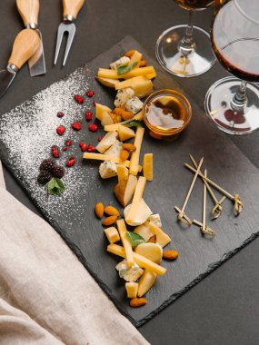 Tatlım, fındık ve çilek ile taş tahta üzerinde Peynir tabağı peynir çeşitleri ile hizmet