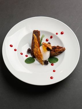 Kek ve fındık kırılgan dekore edilmiş kızılcık sosu, nane ve blackberry ile dondurma servis