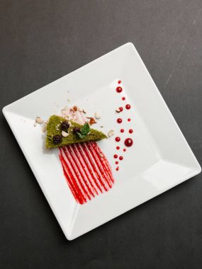 Fındık, çilek ve kızılcık sosu ile servis çırpılmış krema buzlanma ile ıspanak pasta