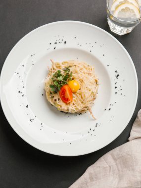 otlar ile hizmet carbonara domates dilim ve Bıldırcın yumurta sarısı 