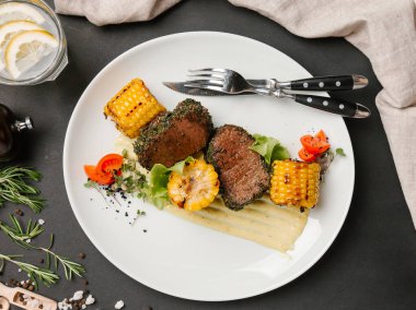 Kaburga eti parçaları Mısır parçaları ile birlikte görev yaptı. 