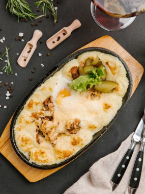 Etli sebze güveç çanağı hizmet peynir kabuk altında desteklenen