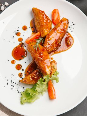 Tatlı ve ekşi soslu beyaz plaka üzerinde kızarmış ördek