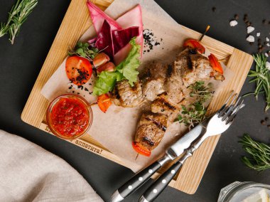 Kıbrıs tavuk kebap sebze ve domates sosu ile servis