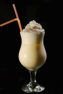 Kokteyl cam milkshake dondurma ile servis