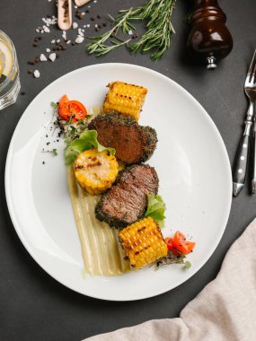 Kaburga eti parçaları Mısır parçaları ile birlikte görev yaptı. 