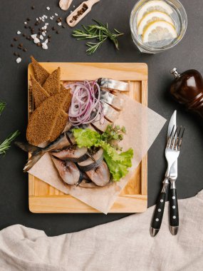 Soğan ve ahşap tepsi çavdar ekmek ile servis scomber dilimlenmiş