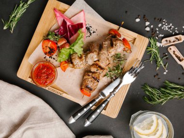 Kıbrıs tavuk kebap sebze ve domates sosu ile servis