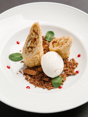 dondurma topu ve kızılcık sosu ile servis hamur kızarmış elma destekli