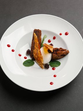 Kek ve fındık kırılgan dekore edilmiş kızılcık sosu, nane ve blackberry ile dondurma servis