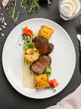 Kaburga eti parçaları Mısır parçaları ile birlikte görev yaptı. 