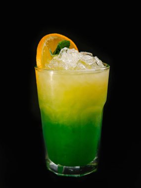 buz, Portakal dilim ve nane yaprağı ile süslenmiş parlak sarı yeşil alkol kokteyl