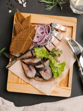 Soğan ve ahşap tepsi çavdar ekmek ile servis scomber dilimlenmiş