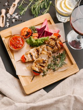 Kıbrıs tavuk kebap sebze ve domates sosu ile servis