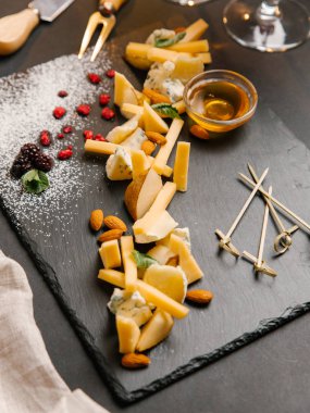 Tatlım, fındık ve çilek ile taş tahta üzerinde Peynir tabağı peynir çeşitleri ile hizmet