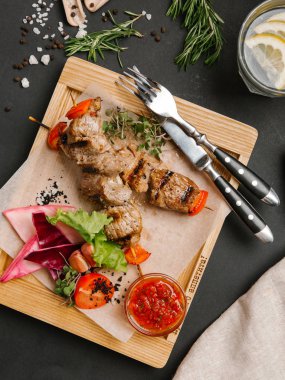 Kıbrıs tavuk kebap sebze ve domates sosu ile servis