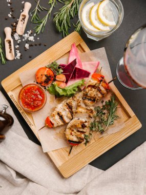 Kıbrıs tavuk kebap sebze ve domates sosu ile servis