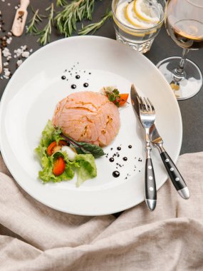 Bıldırcın yumurtası, kiraz domates ve marul salata somon ile servis 