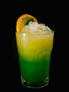 buz, Portakal dilim ve nane yaprağı ile süslenmiş parlak sarı yeşil alkol kokteyl
