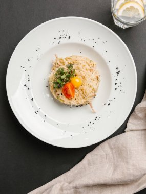 otlar ile hizmet carbonara domates dilim ve Bıldırcın yumurta sarısı 