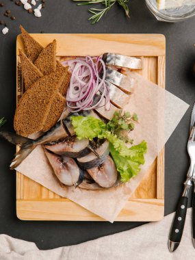 Soğan ve ahşap tepsi çavdar ekmek ile servis scomber dilimlenmiş
