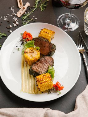 Kaburga eti parçaları Mısır parçaları ile birlikte görev yaptı. 