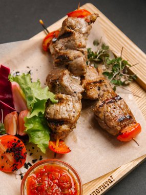 Kıbrıs tavuk kebap sebze ve domates sosu ile servis