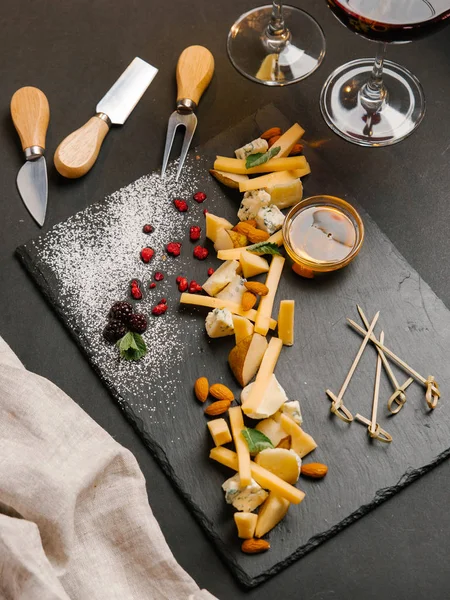 Tatlım, fındık ve çilek ile taş tahta üzerinde Peynir tabağı peynir çeşitleri ile hizmet