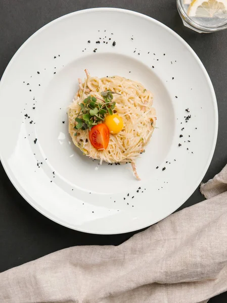 otlar ile hizmet carbonara domates dilim ve Bıldırcın yumurta sarısı 