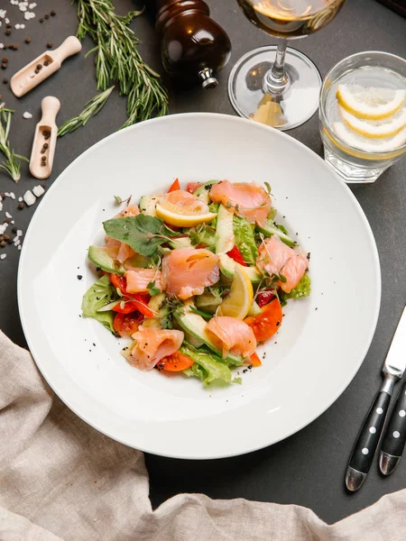 Insalata Con Salmone Salato Verdure Servite Piatto Bianco — Foto Stock
