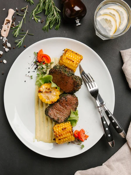 Kaburga eti parçaları Mısır parçaları ile birlikte görev yaptı. 