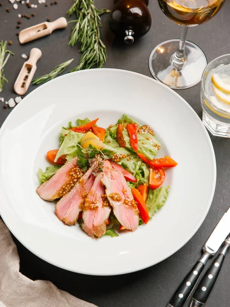 접시에 프랑스 샐러드와 스테이크 — 스톡 사진