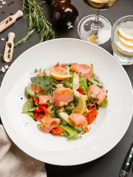 Insalata Con Salmone Salato Verdure Servite Piatto Bianco — Foto Stock