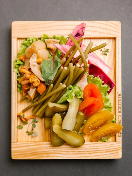 Cazador Con Diferentes Tipos Encurtidos Servidos Con Verduras Frescas Bandeja — Foto de Stock