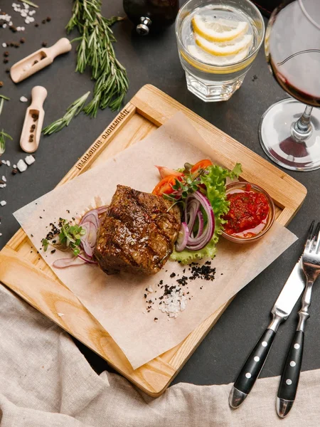 Kaburga eti sebze ve ahşap tepsi üzerinde domates sosu ile