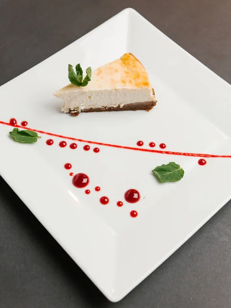 Tarta Queso Sobre Base Chocolate Servido Con Salsa Arándanos Hojas — Foto de Stock