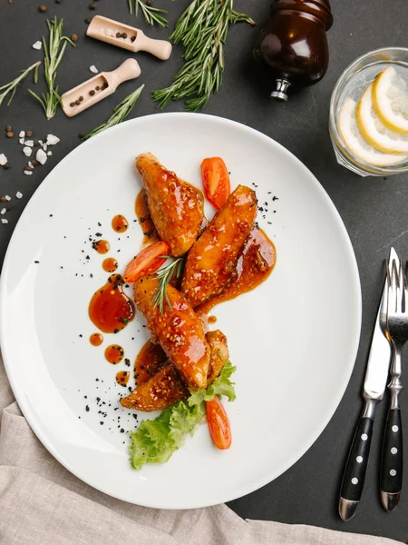 Tatlı ve ekşi soslu beyaz plaka üzerinde kızarmış ördek