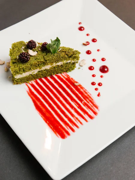 Pastel Espinacas Con Glaseado Crema Batida Servido Con Nueces Bayas — Foto de Stock