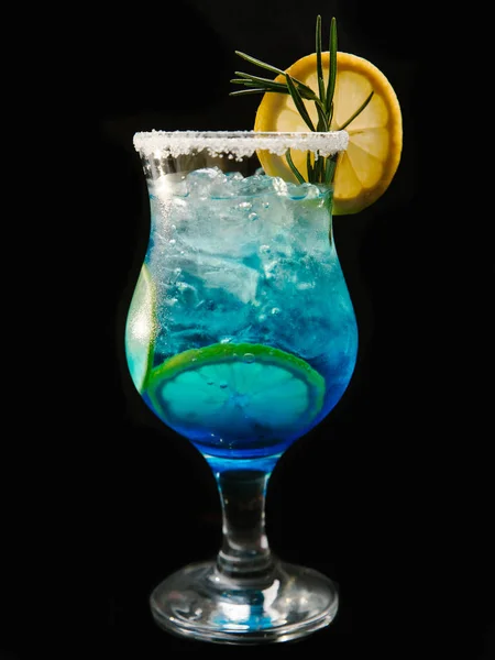 Cocktail Blue Curacao Met Plakjes Citroen Rozemarijn Tegen Zwarte Achtergrond — Stockfoto