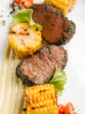 Kaburga eti parçaları Mısır parçaları ile birlikte görev yaptı. 