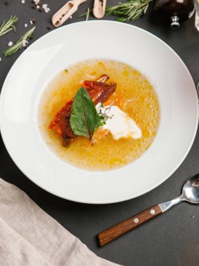 Kuzu pirzolası, ekşi krema ve pancar yaprağı suyu