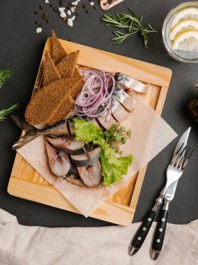 Soğan ve ahşap tepsi çavdar ekmek ile servis scomber dilimlenmiş