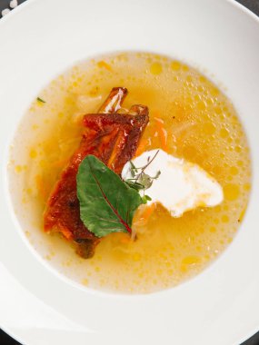 Kuzu pirzolası, ekşi krema ve pancar yaprağı suyu